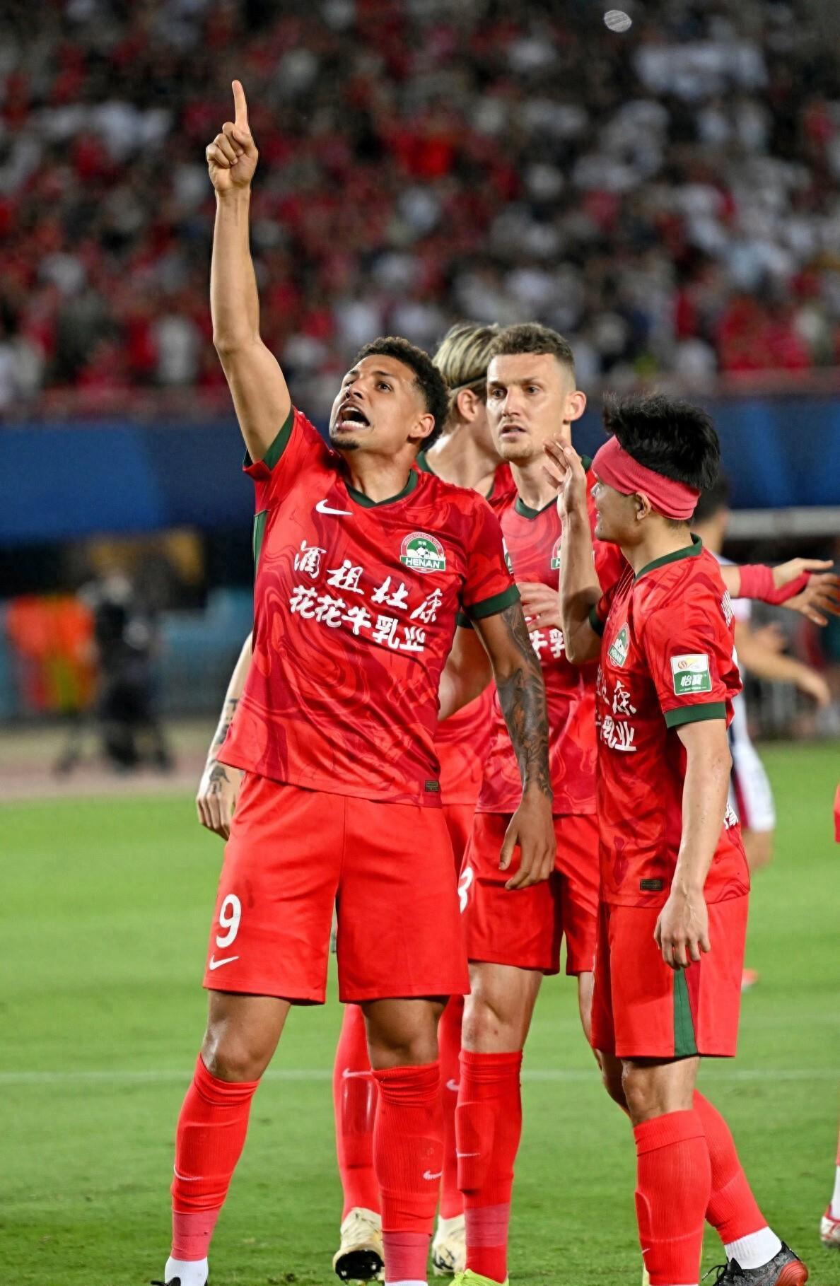 AC米兰围绕葡超造点机会风云突变成都蓉城冲刺阶段战术微调，今晚新疆广汇单刀错失——欧联节点到来看傻球迷 